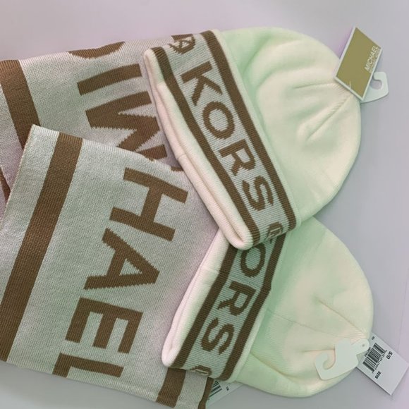 set of hat and scarfs MK